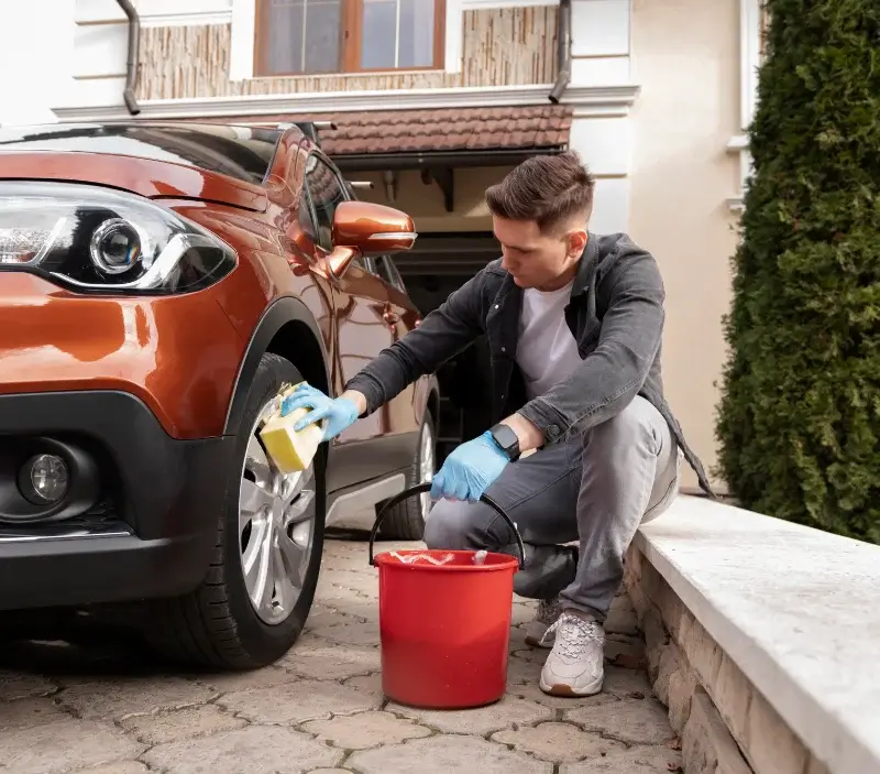 Lavage auto à domicile Buais-Les-Monts : professionnel intervenant sur un véhicule